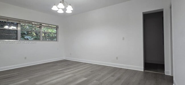 Building Photo - 10110 W Bay Harbor Dr