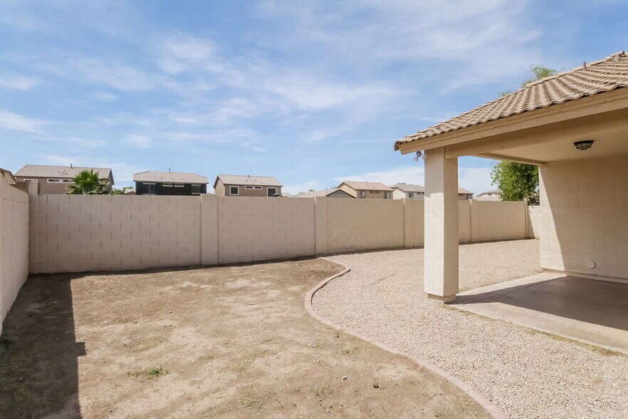 Building Photo - 1427 E Vernoa St