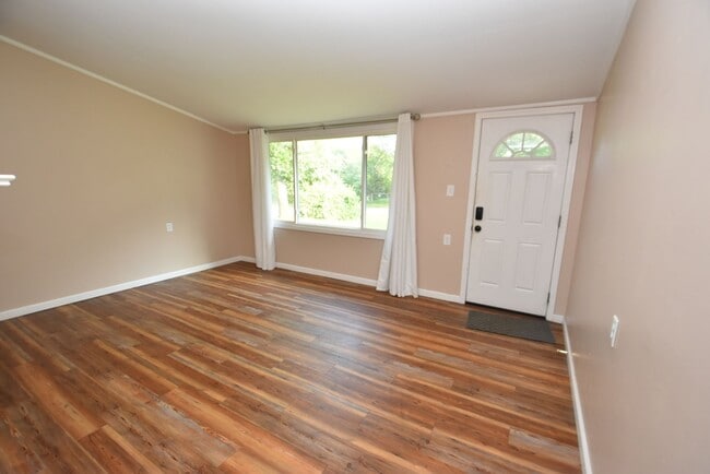 Building Photo - 4 bedroom 2 bath home close to UP Mall