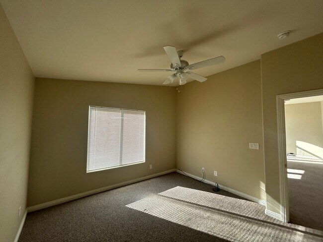 Building Photo - Townhome with garage