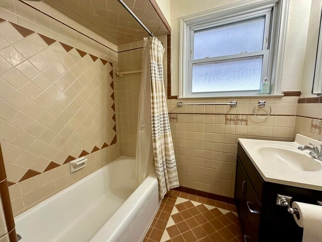 Building Photo - 914 1/2 W 21st St