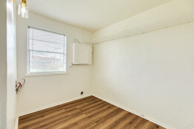 Building Photo - 159 Oak Dr