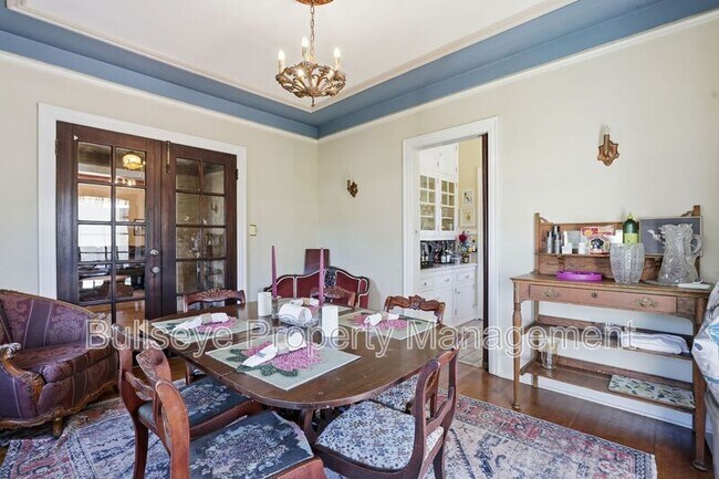 Building Photo - 525 W Lynwood St