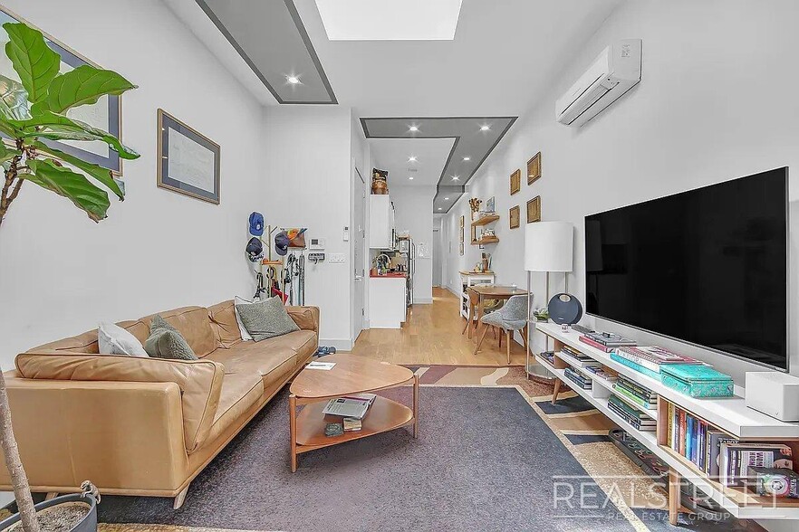 Building Photo - Beautiful 3 bed / 1 bath apartment in Bushwick, prime location!