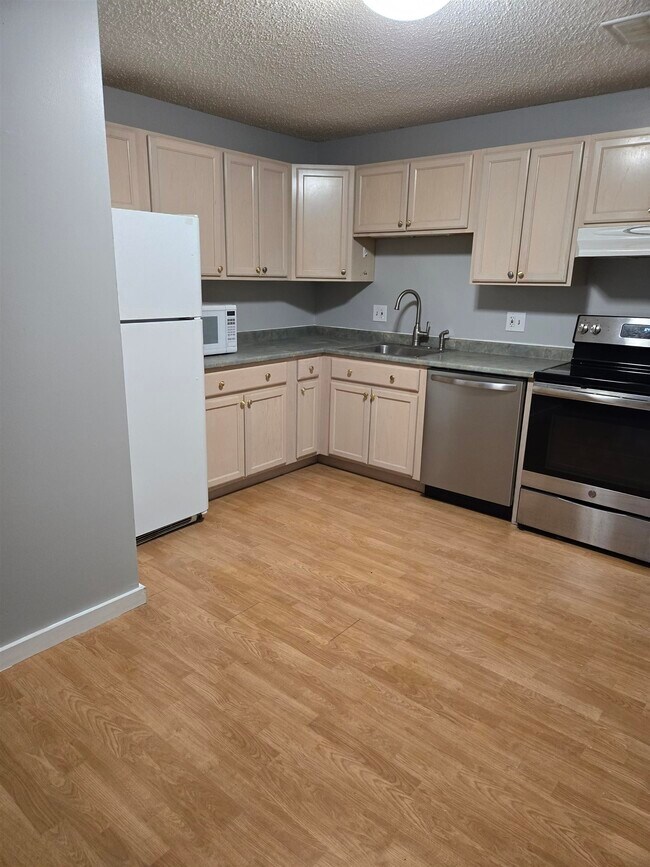 Building Photo - 4 Midhurst Rd