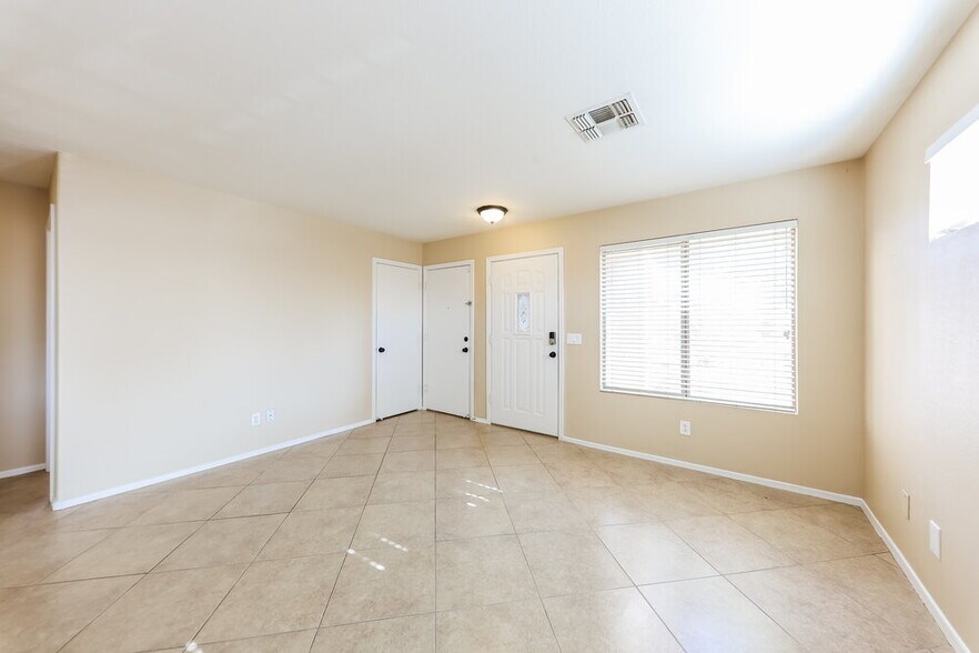 Building Photo - 10653 W Poinsettia Dr