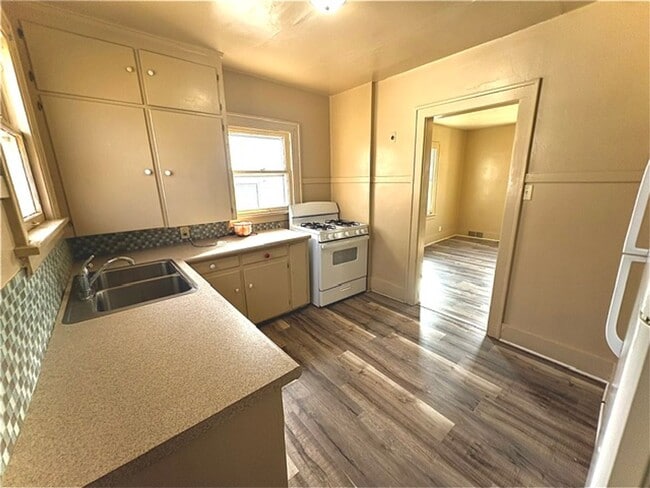 Building Photo - AVAILABLE NOW!