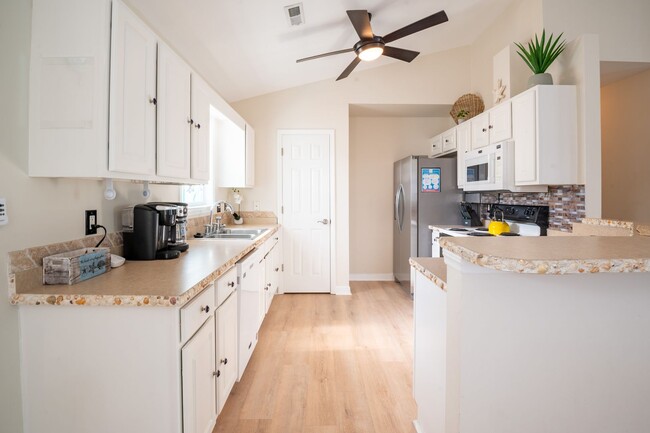 Building Photo - FURNISHED OFF-SEASON MONTHLY RENTAL-STARTI...