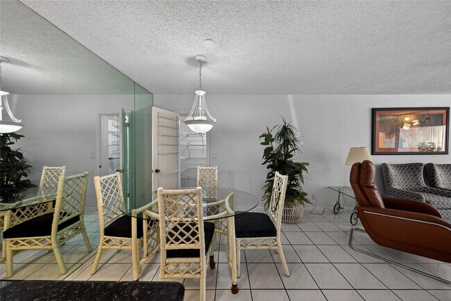 Building Photo - 6253 Bay Club Dr