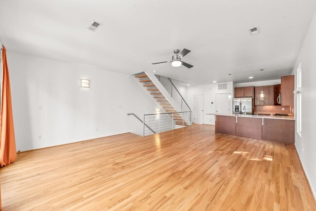 Building Photo - 3 Bedroom Townhome W/ Uptown Views