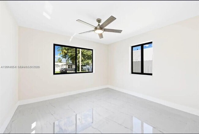 Building Photo - 721 SW 5th Ct