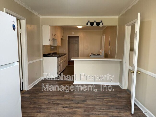 Building Photo - 242 S Cherry Rd
