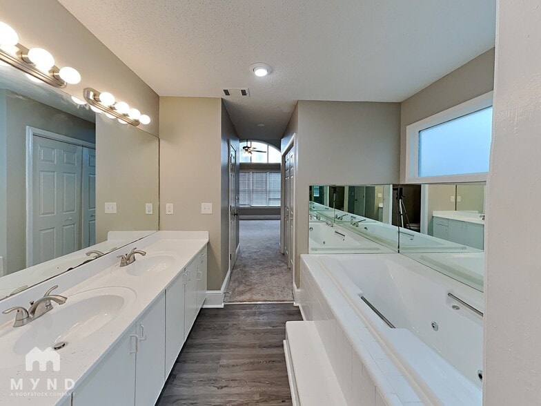 Building Photo - 4015 Golfview Dr