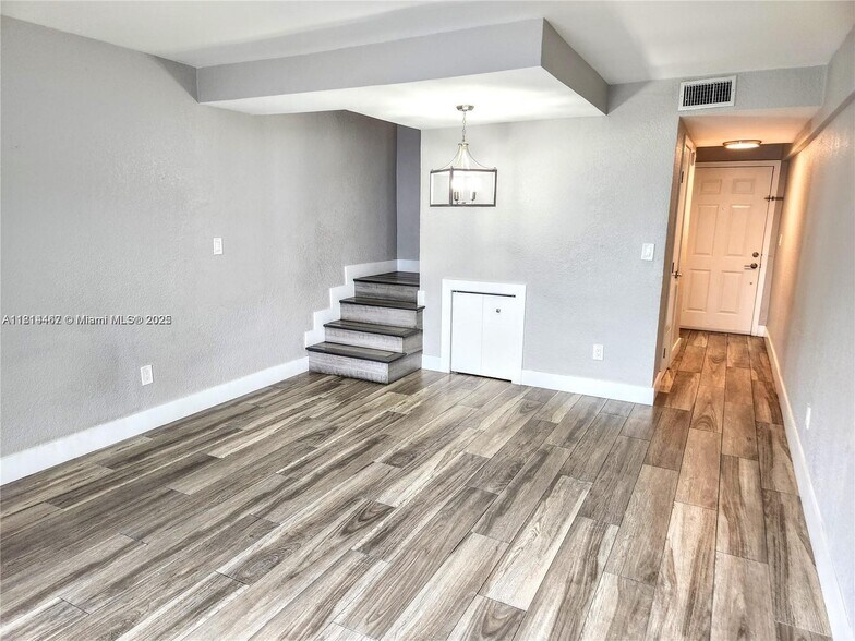 Building Photo - 1421 SW 37th Ave
