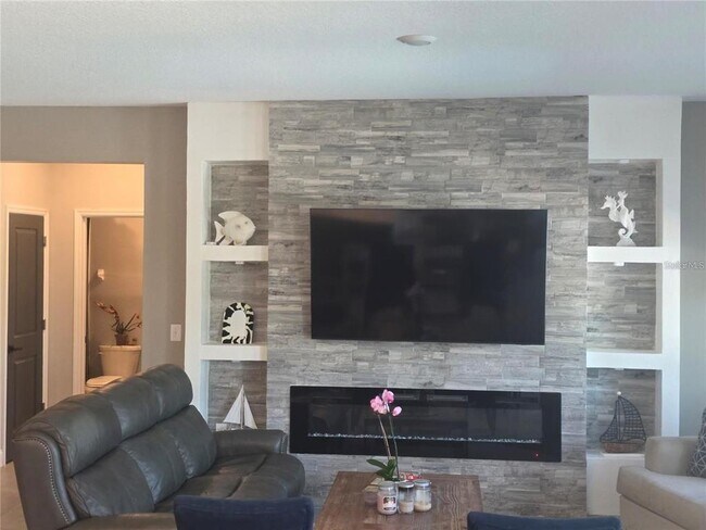 Building Photo - 16457 Woodside Gln