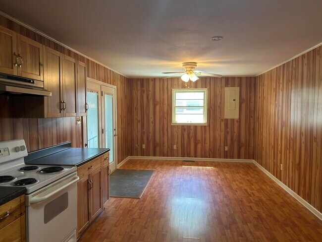 Building Photo - 812 Springmont Dr