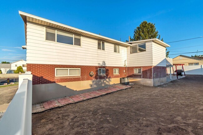 Building Photo - Spacious 4-Bed Unfurnished Home