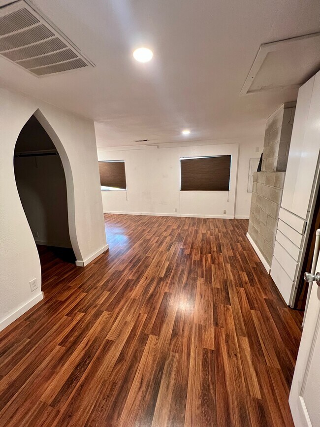 Building Photo - 990 Janes Rd