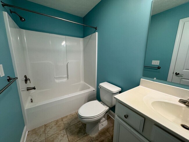 Building Photo - Beautiful Townhome in Spring Oaks!