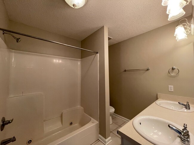 Building Photo - Courtyard Subdivision!!