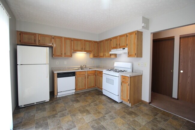 Building Photo - 2 bedroom ranch, duplex