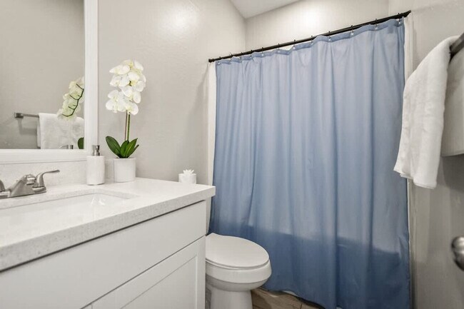 Building Photo - 6606 W Paradise Ln