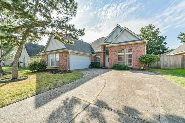 Building Photo - 15519 Montesa Dr