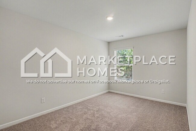 Building Photo - 302 Oakwood Dr NW