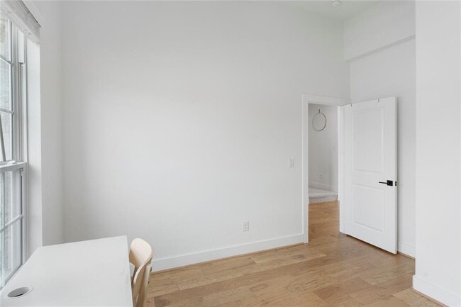 Building Photo - 300 Hollister Dr