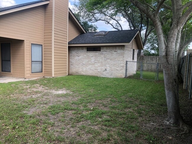 Building Photo - 109 Chama Dr
