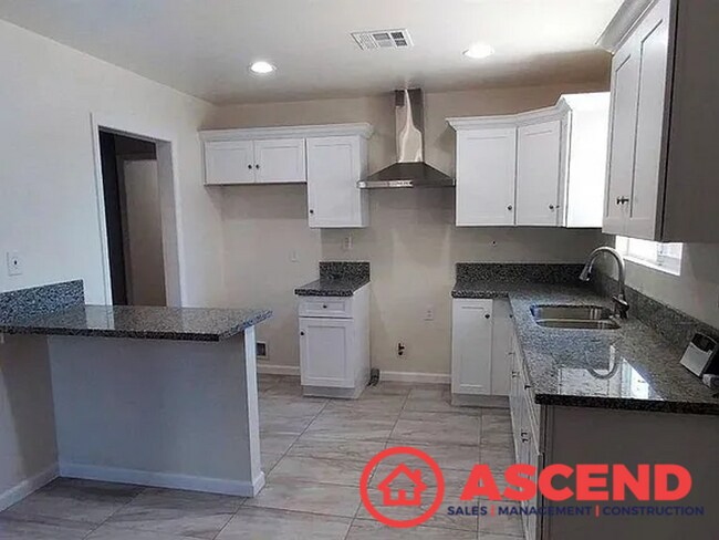 Building Photo - Delightful Home Near South High School!