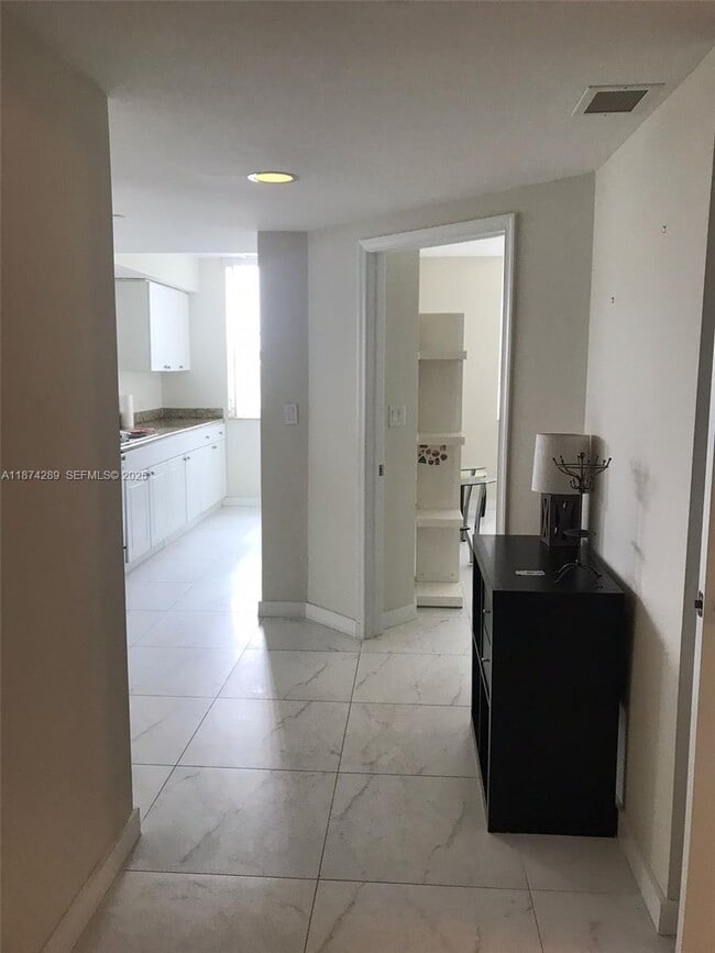 Building Photo - 19501 W Country Club Dr