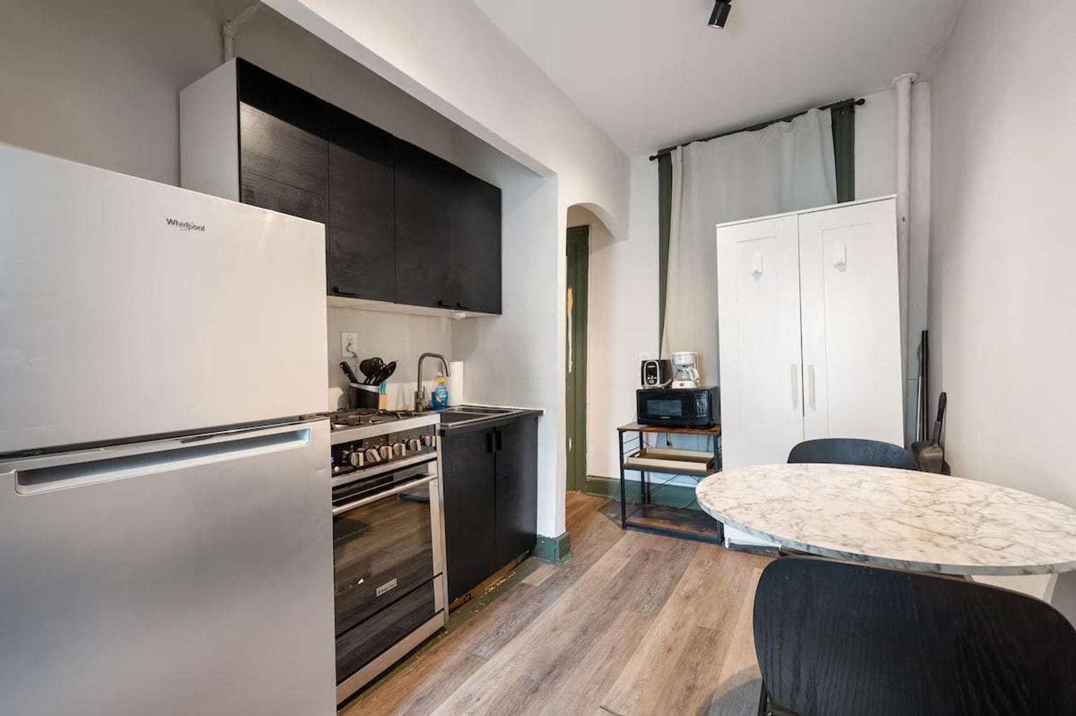 Building Photo - 1109 1st Ave