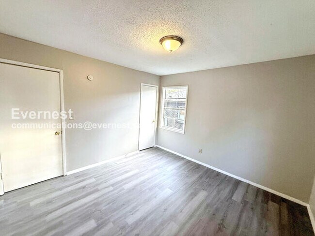 Building Photo - 2 Bed, 1 Bath with Laundry Hookups / Pet-F...