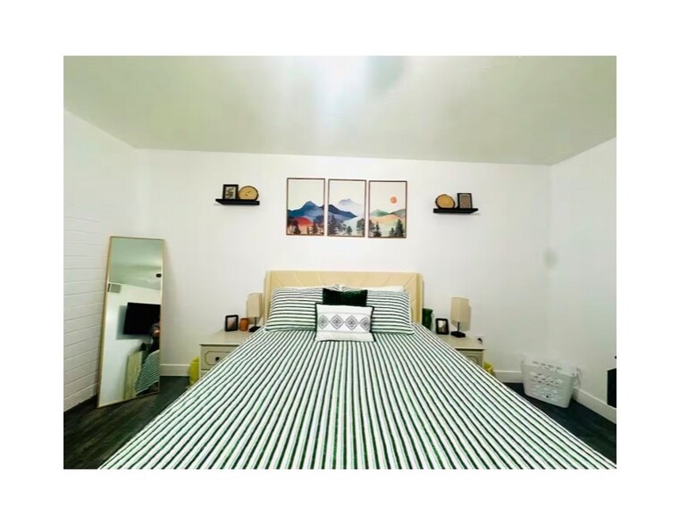 Building Photo - 187 W Center St