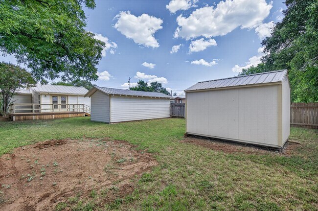 Building Photo - 1109 Hickory St