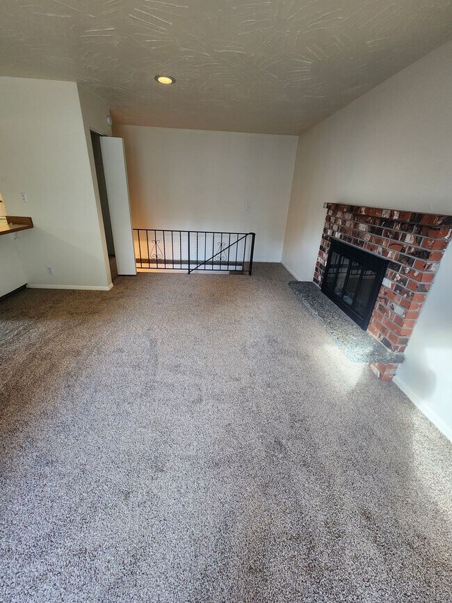 Building Photo - SINGLE FAMILY HOME ON HILLCREST (APP#72)