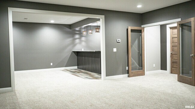 Building Photo - 285 Madison Dr