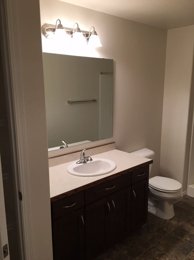 Building Photo - 3 Bed 3 Bath Twin Home