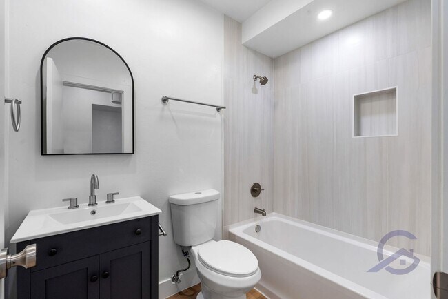 Building Photo - Completely Renovated Ocean Beach 1 Bed/1 Ba. $500 Move-In Special!