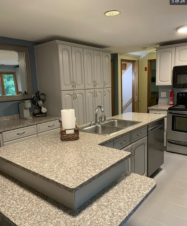 Building Photo - 47 Pine Knoll Rd