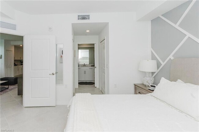 Building Photo - 15285 Green Acre Avenue Unit 418
