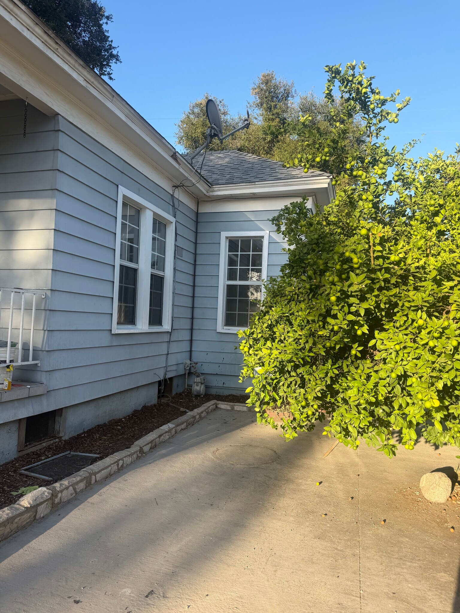 Building Photo - 2108 Casitas Ave