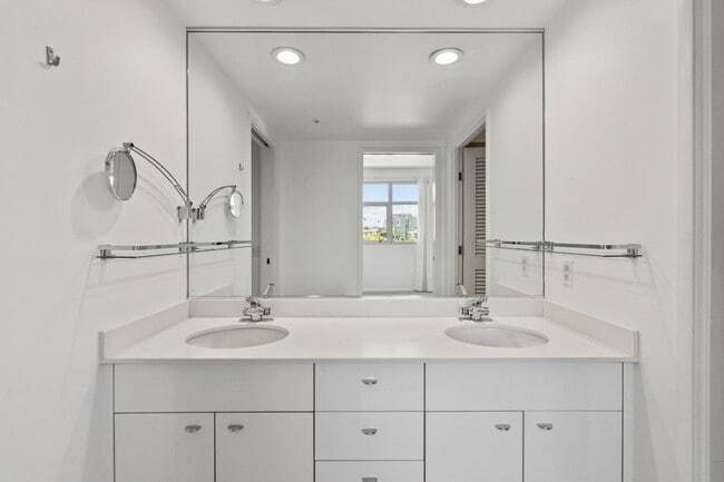 Building Photo - Light Filled 2 Bed, 2 Bath South Beach Por...