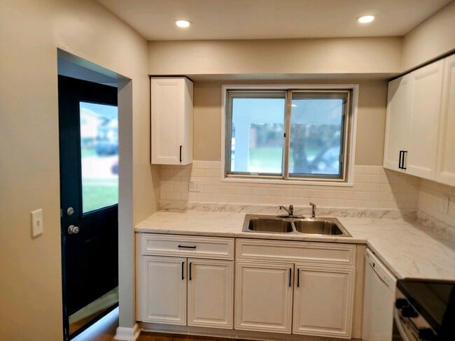 Building Photo - 2652 Landsburn Dr