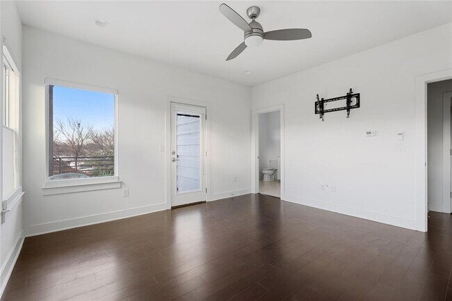 Building Photo - 2305 Coronado St