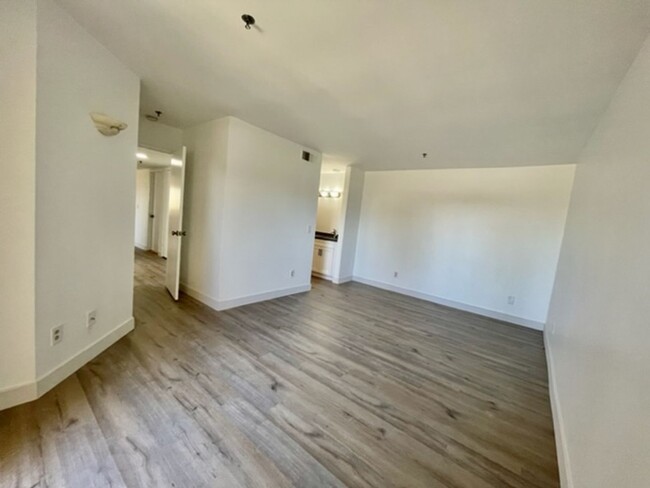 Building Photo - Fully Remodeled 3 Bed 2 Bath East lake