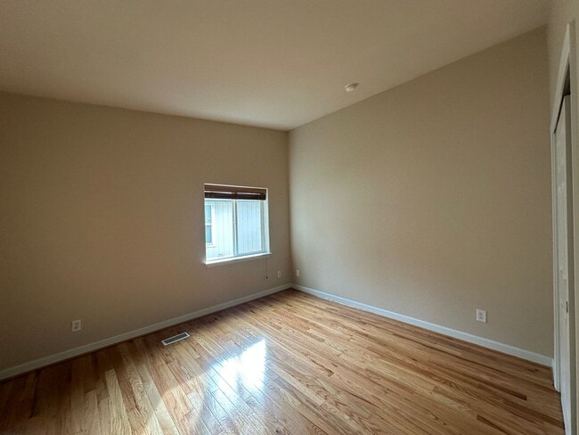 Building Photo - 3 Bedroom / 2 Bathroom Home in The Gated T...