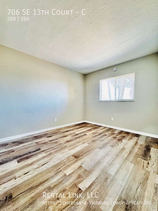 Building Photo - 706 SE 13th Ct