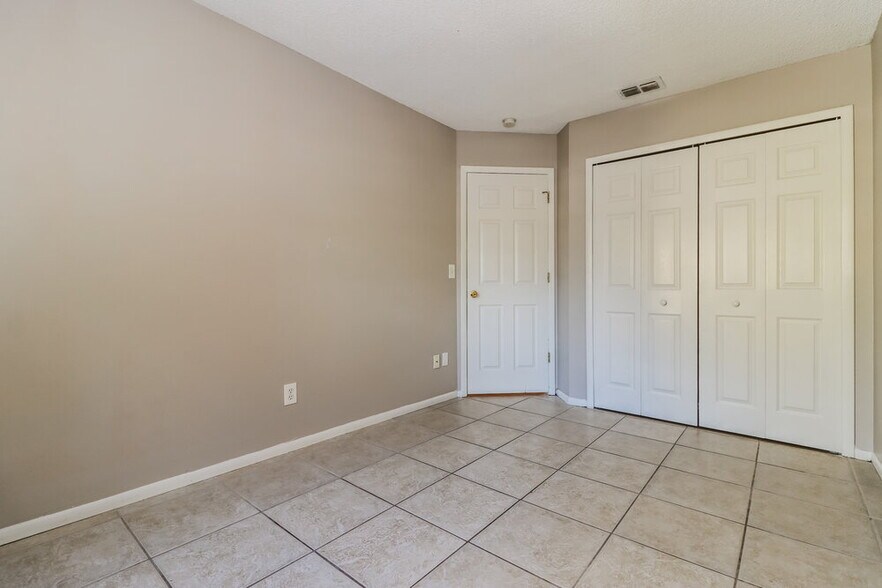 Building Photo - 1546 River Oaks Dr